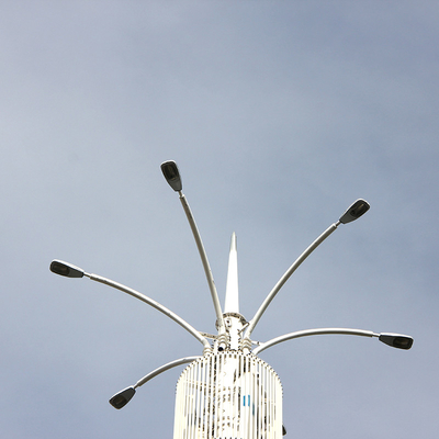 30m Q355b Menara Komunikasi Seluler Penguat Sinyal Antena Galvanis