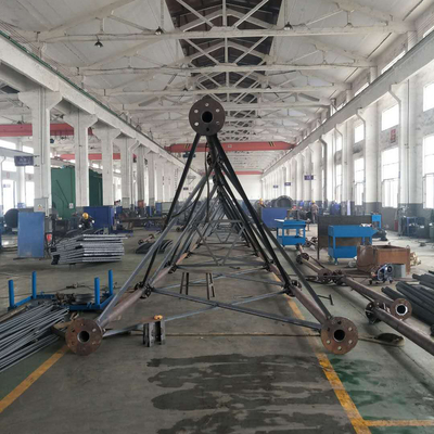 Q355b Angle Lattice Steel Tower Galvanis 4 Berkaki Dengan Sistem Petir Penangkapan Jatuh